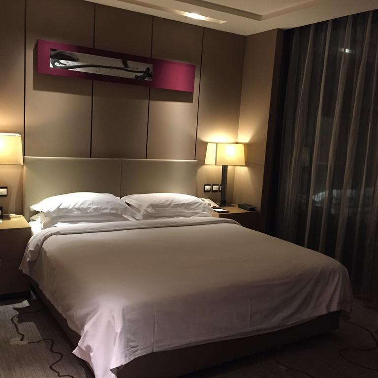 Ramada By Wyndham Xian Bell Tower Hotel Екстериор снимка