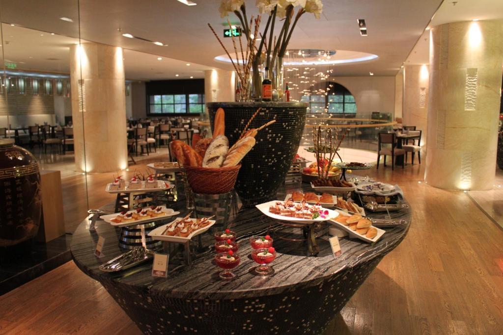 Ramada By Wyndham Xian Bell Tower Hotel Екстериор снимка