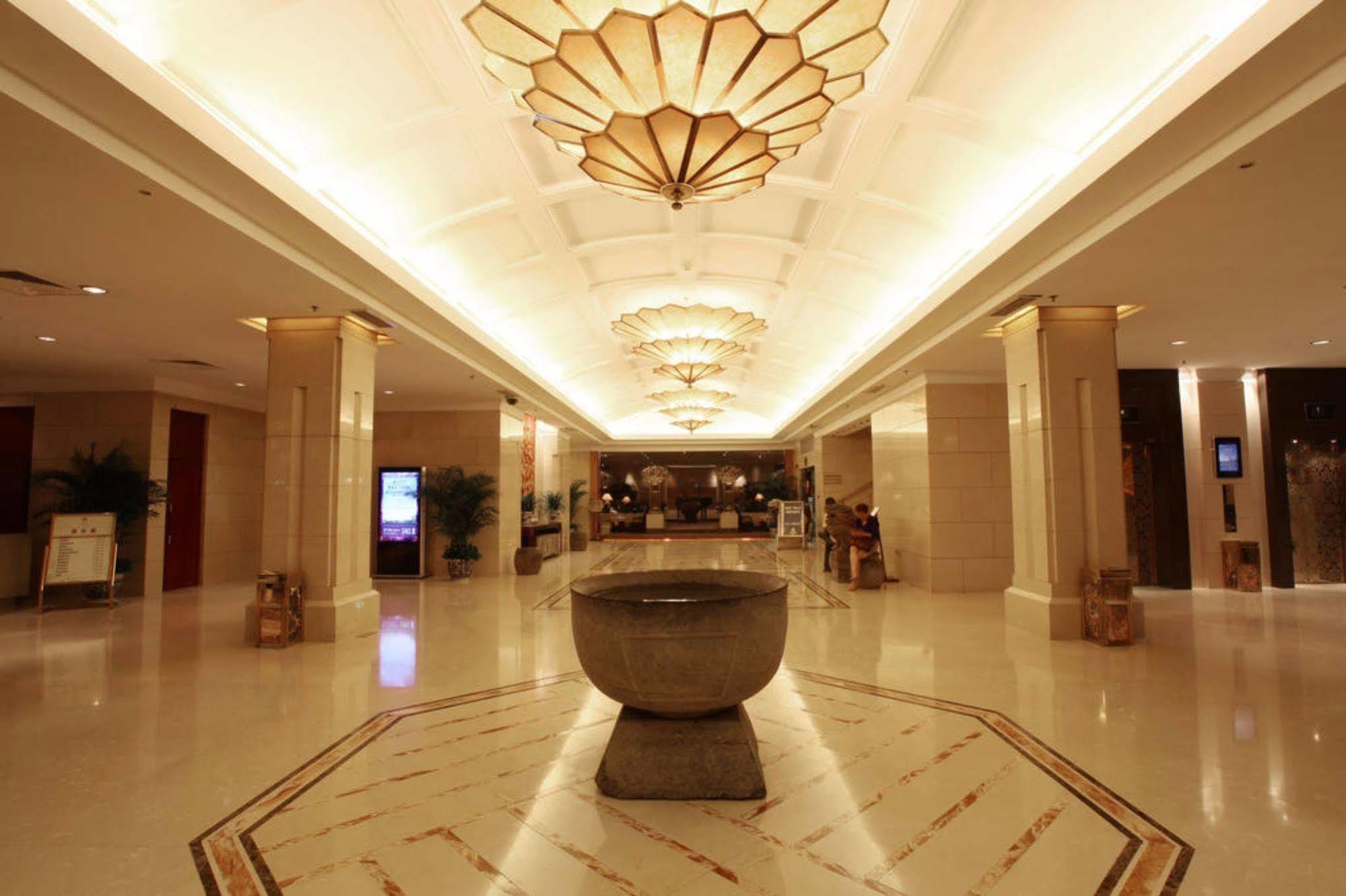 Ramada By Wyndham Xian Bell Tower Hotel Екстериор снимка