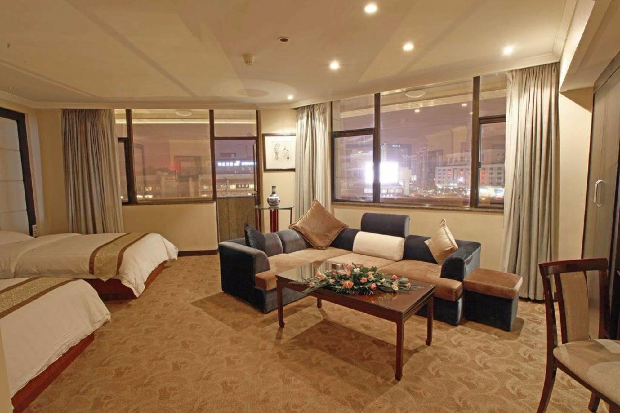 Ramada By Wyndham Xian Bell Tower Hotel Екстериор снимка