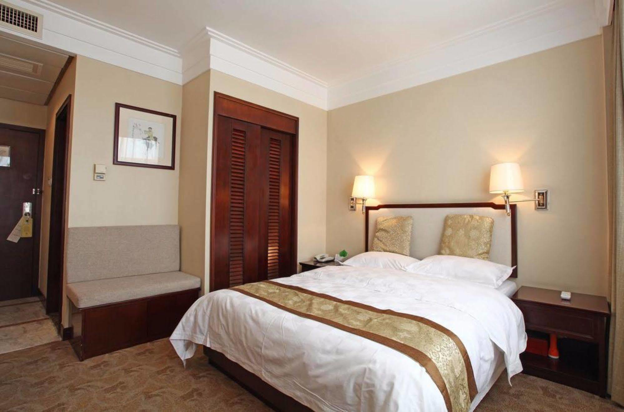 Ramada By Wyndham Xian Bell Tower Hotel Екстериор снимка
